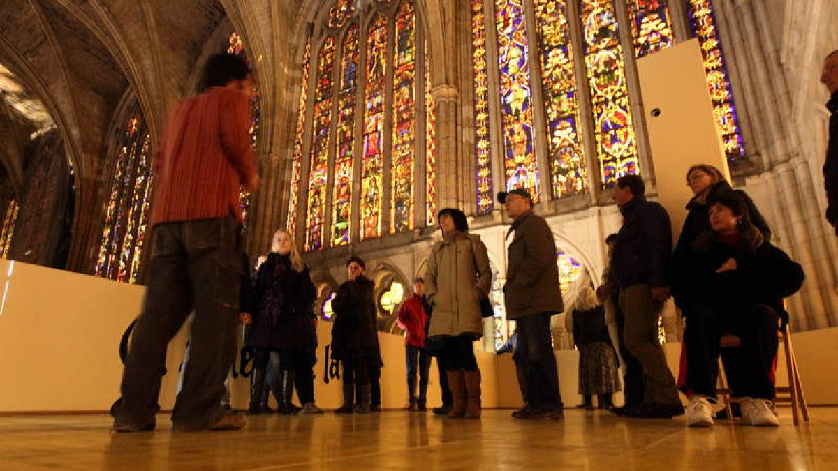 Uno de los guías del proyecto cultural de la Catedral de León explica algunos detalles sobre el templo a un grupo de visitantes.