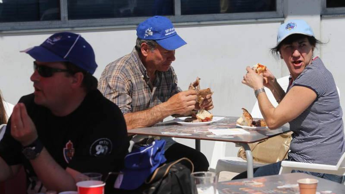 La churrascada reunió a algunos aficionados antes del encuentro.