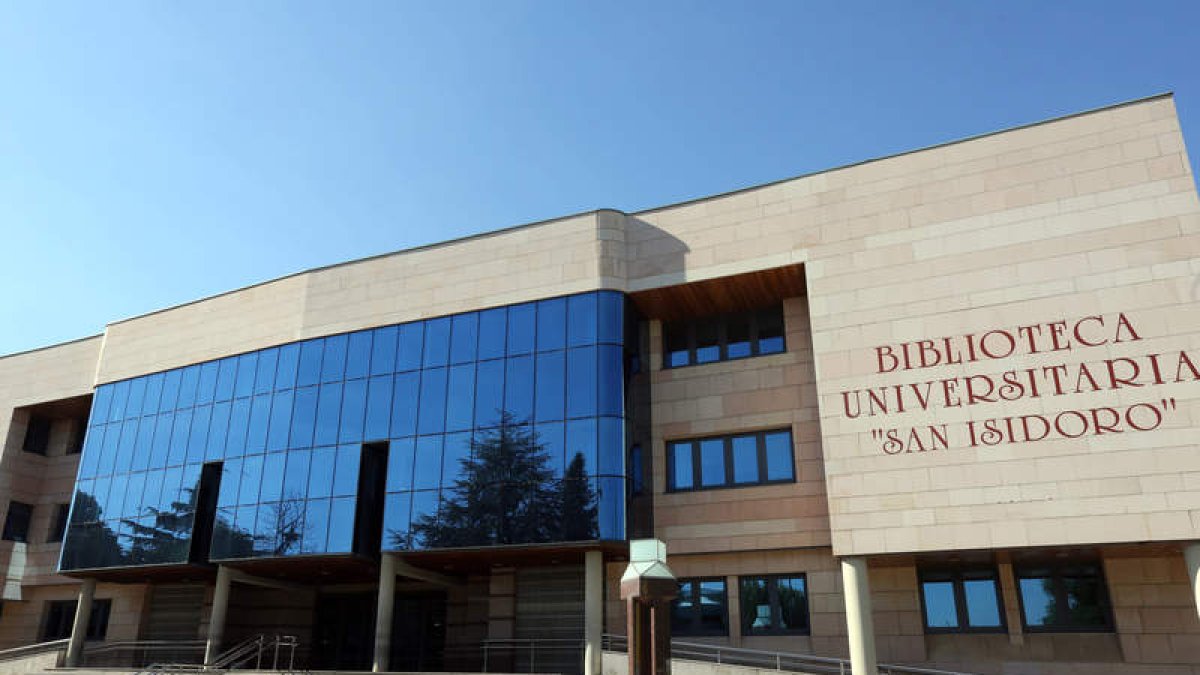 Exterior de la Biblioteca Universitaria ‘San Isidoro’, ubicada en el campus de Vegazana de la capital leonesa.