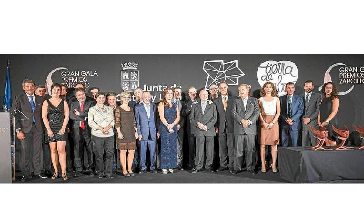Foto de familia de los galardonados con los Premios Zarcillo con el presidente de la Junta, Juan Vicente Herrera, y la consejera Silvia Clemente.