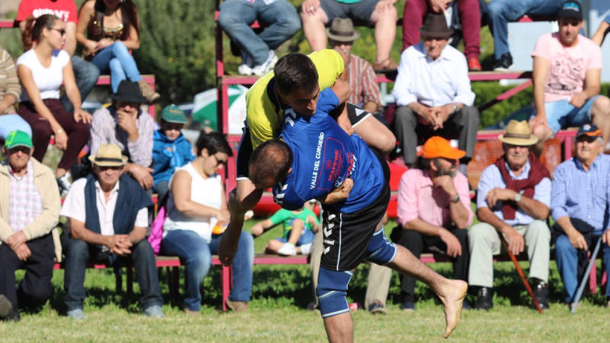 El corro en ligeros se lo llevaba Oblanca, pero desde su combate con Albertín, Ibán campeón.