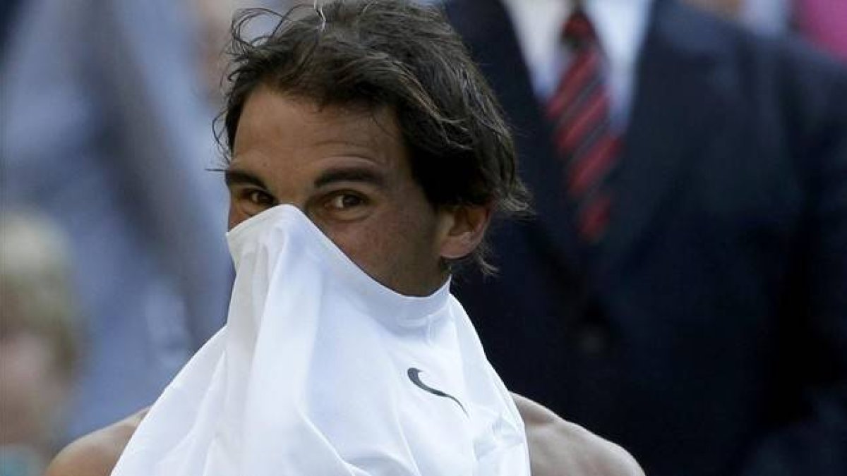 Nadal, escondido tras su camiseta.