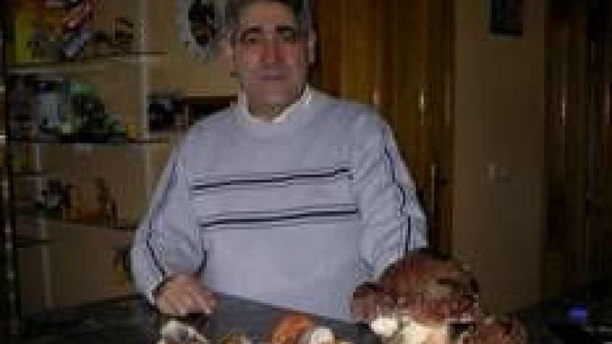 Fernando Cabezudo propietario de Casa Whilly's con varios ejemplares de Boletus y Níscalos