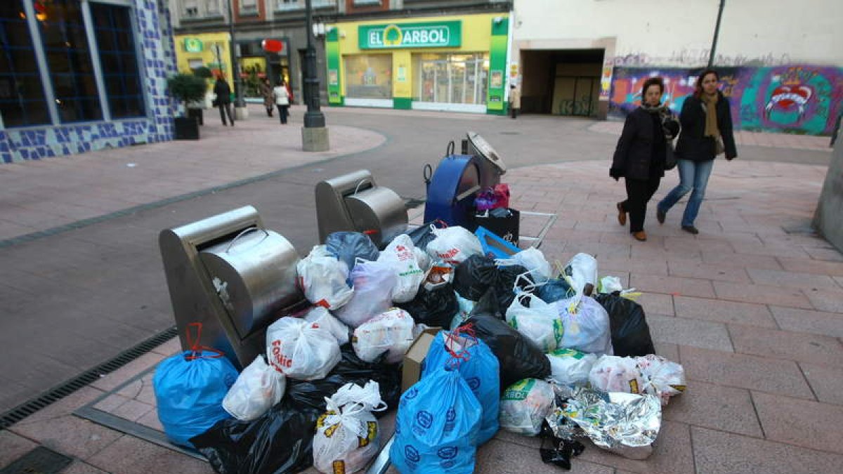 Basura acumulada por la huelga junto a los contenedores en la calle Doctor Fleming de Ponferrada, el día de Reyes del 2010.