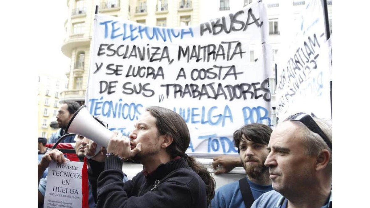 Pablo Iglesias apoyó ayer a los trabajadores de una subcontrata de Telefónica.