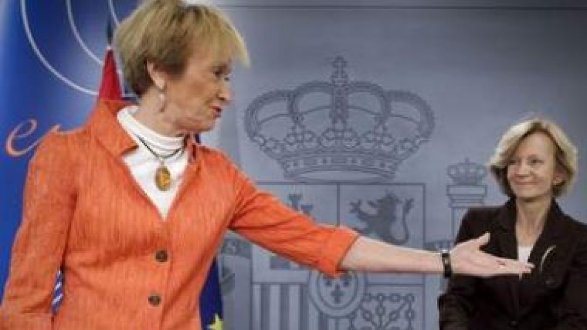 La vicepresidenta Fernández de la Vega y la ministra de Economía, Elena Salgado.