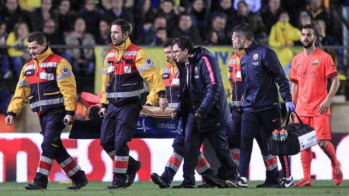 Busquets abandona el césped de El Madrigal en camilla.