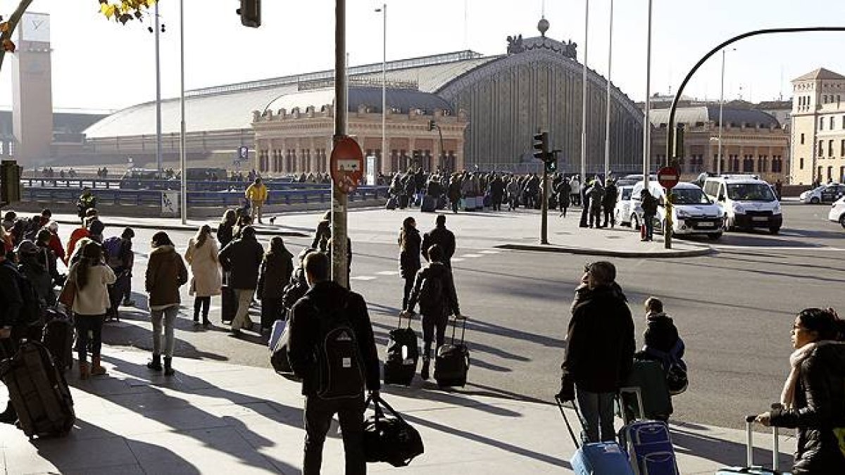 Desalojada la estación de Atocha de Madrid por una falsa amenaza de bomba.