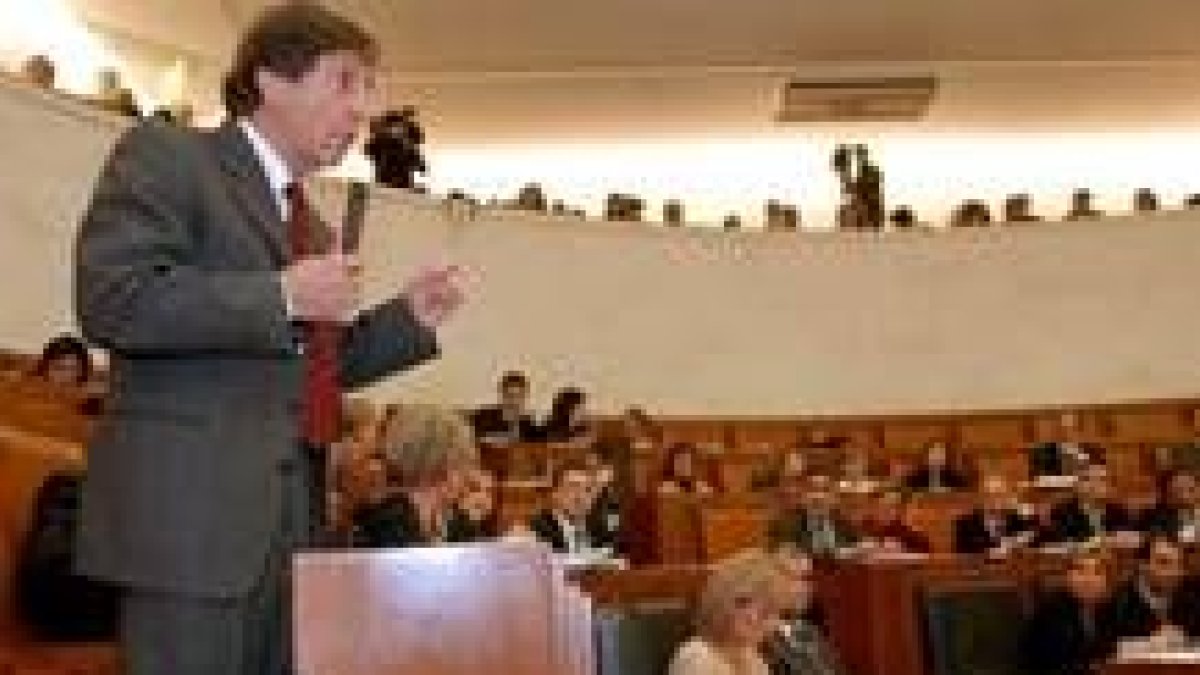 Ángel Villalba, en una imagen de archivo, interviene en una sesión de las Cortes de Fuensaldaña