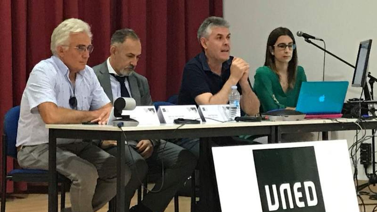 Rodríguez, José Luis Calvo, Vega y Carmen Hidalgo. UNED