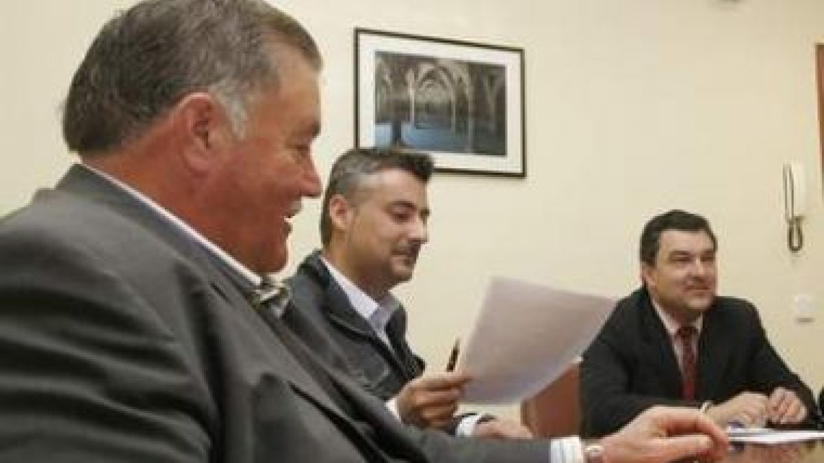 Los representantes de Cotrapa con José Luis Ramón.
