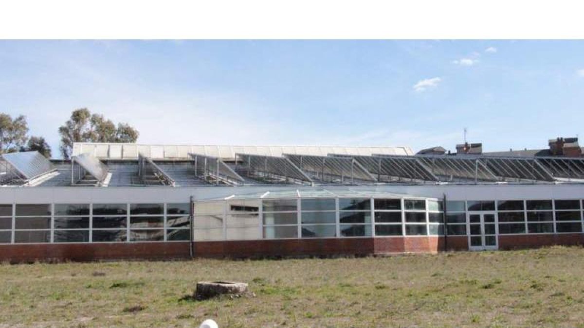 Placas solares sobre uno de los edificios municipales de Ponferrada, en las piscinas. DL