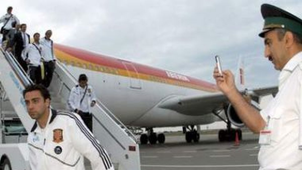 Xavi a su llegada al aeropuerto de Baku, donde España se enfrentará a Azerbaiyán.