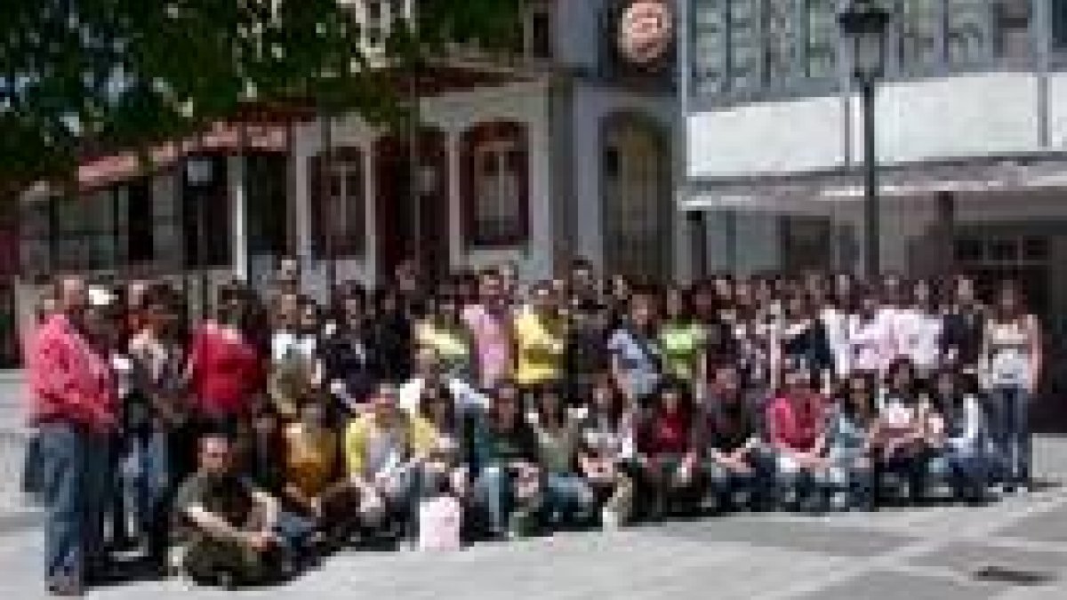 Los participantes y los organizadores del curso, en la plaza Cardenal Aguirre de La Robla