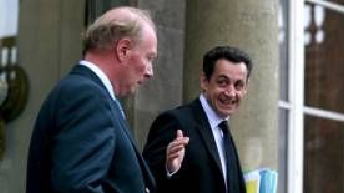 El presidente francés, Nicolás Sarkozy, junto con el ministro de Inmigración, Brice Hortefeux