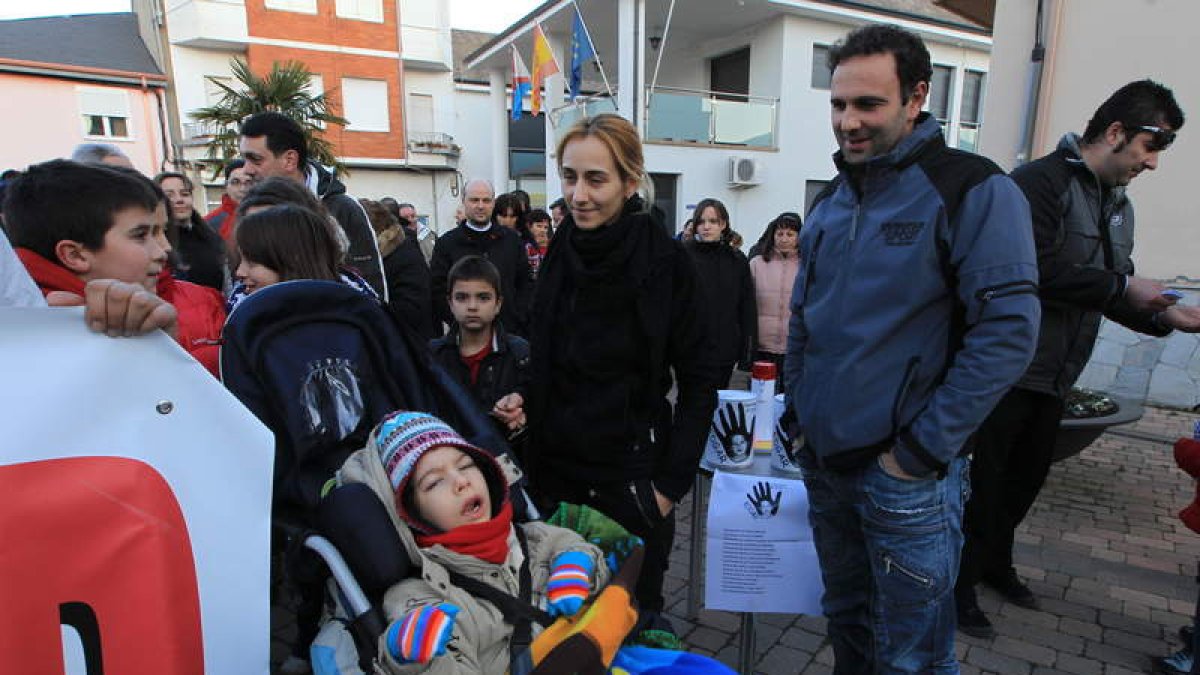 Edgar, con sus padres, en la salida de la marcha solidaria celebrada el sábado en Toral.