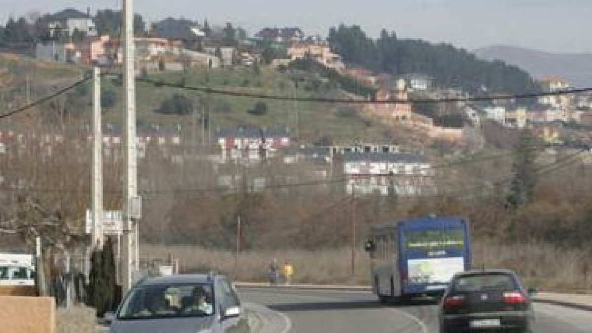 Tráfico en la LE-142 a la entrada de Ponferrada.