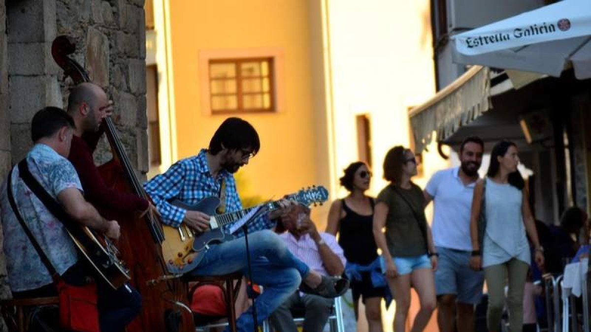 Gio Yáñez, n una de las actuaciones en una de las calles de Ponferrada. DL