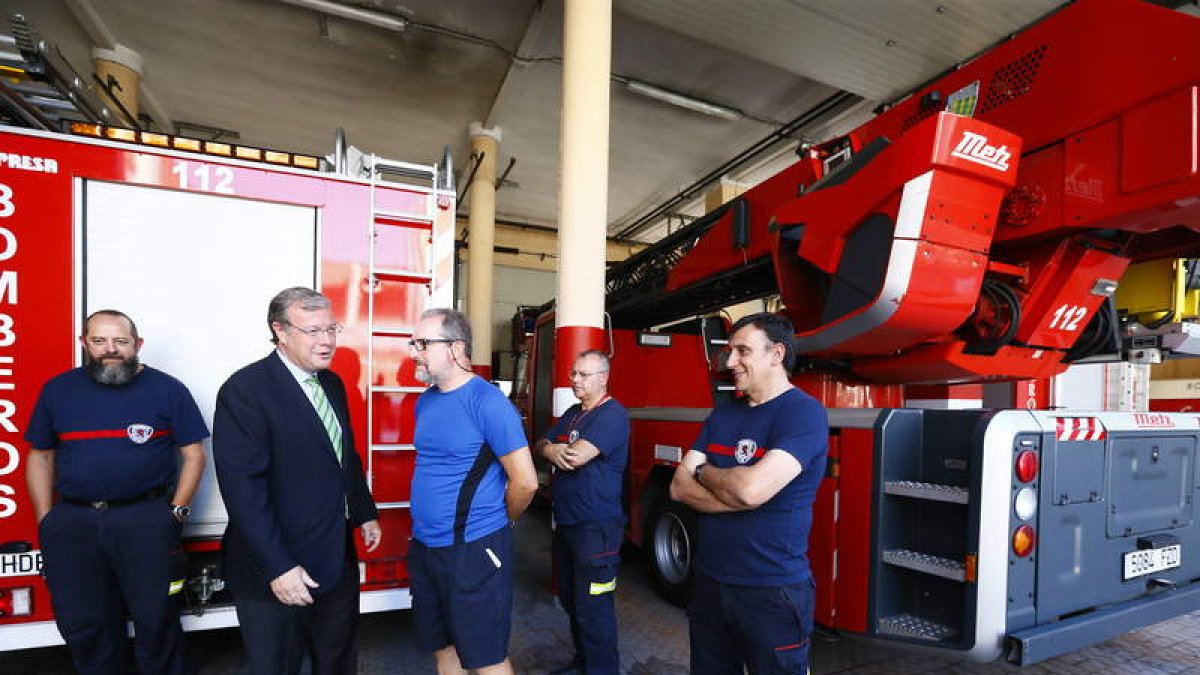 Silván visitó ayer las instalaciones del parque de bomberos de la capital leonesa.