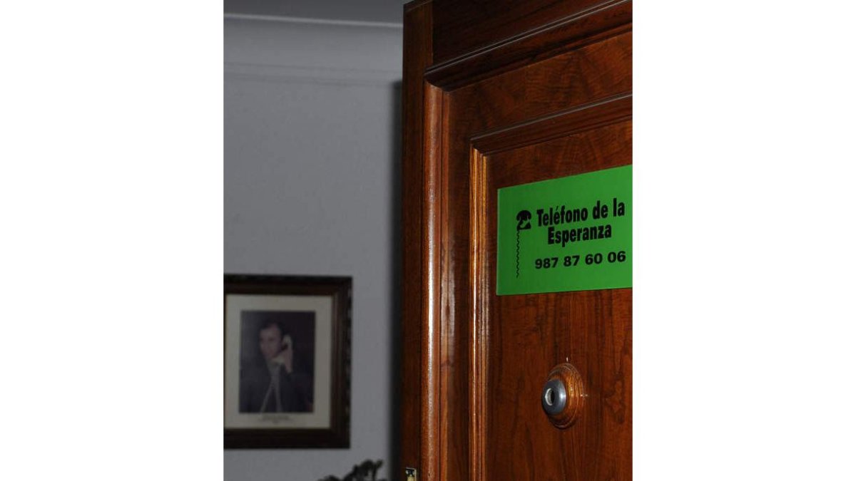 Acceso a la sede del Teléfono de la Esperanza.