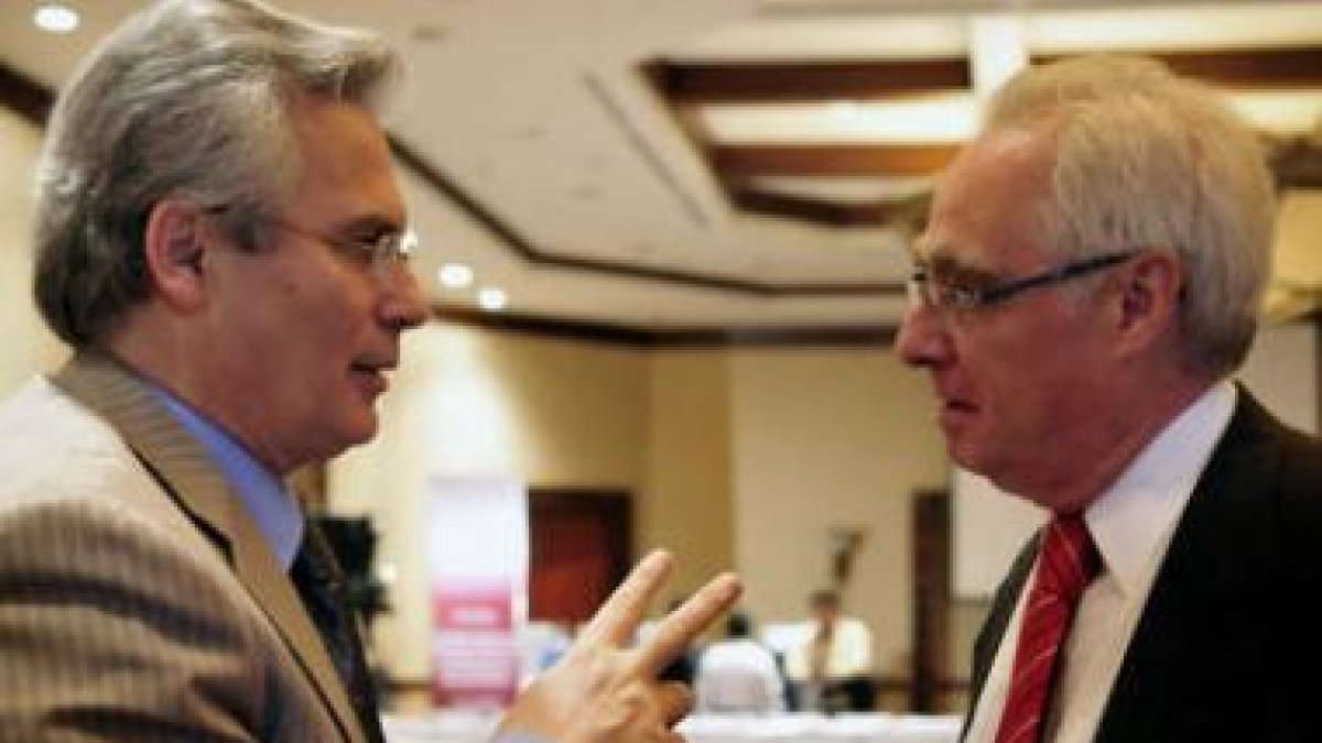 El juez Garzón conversa con el abogado chileno Roberto Garreton, ayer en un hotel de Ciudad de Guate