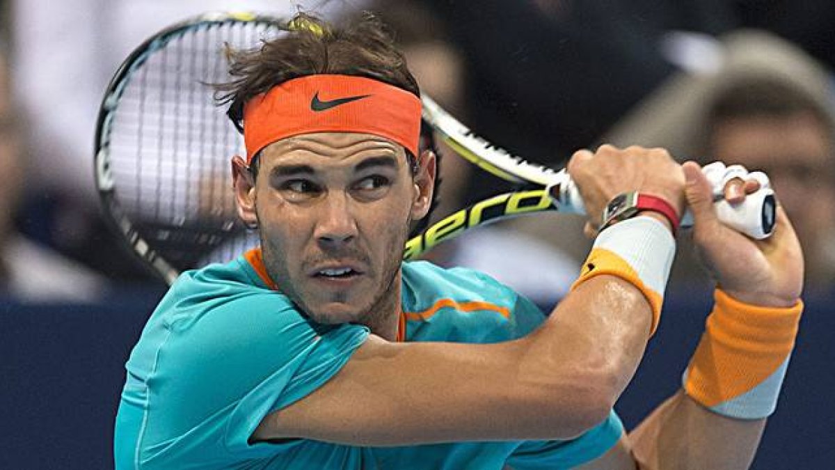 Rafael Nadal devuelve la pelota al francés Pierre-Hugues Herbert durante los dieciseisavos de final del torneo de Basilea.