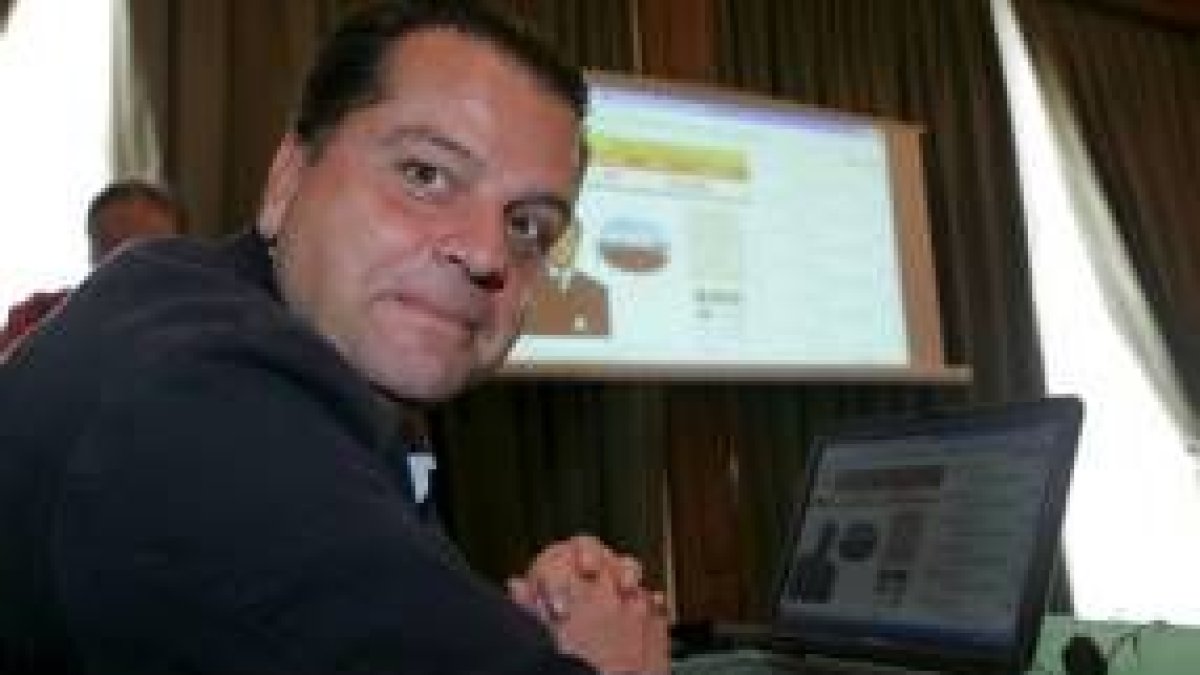 Mario Amilivia presentó ayer su página web para esta campaña electoral