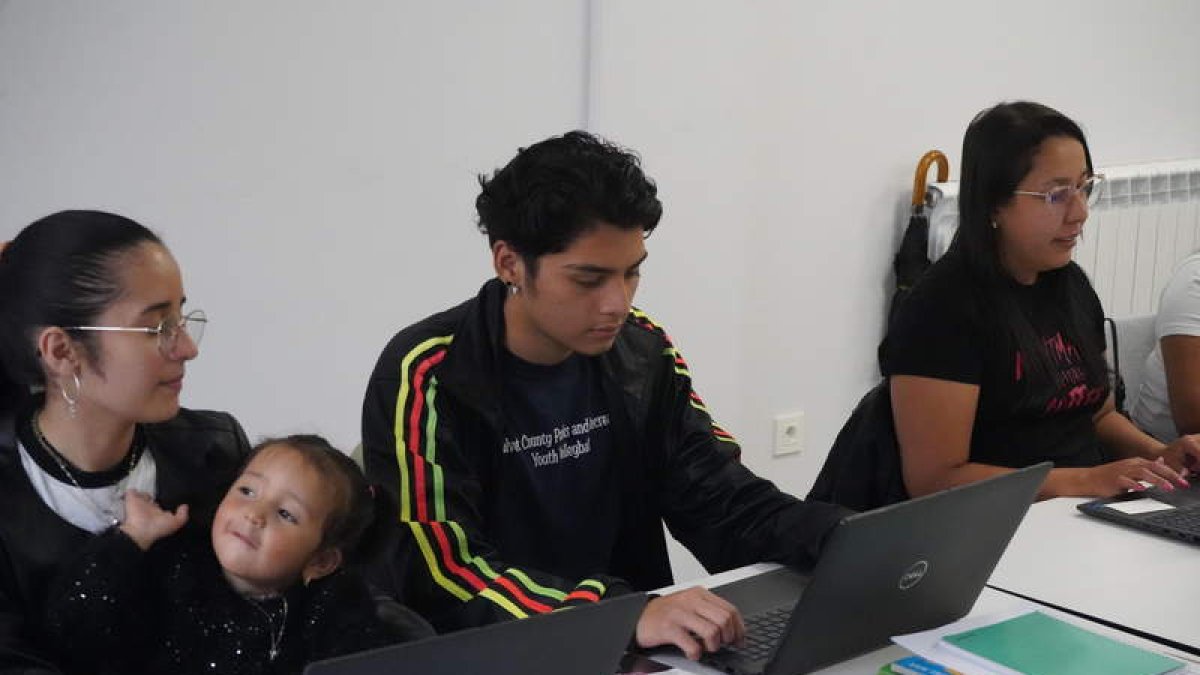 Centro de Formación de Cáritas, con un grupo de alumnos en clases de digitalización. J. NOTARIO