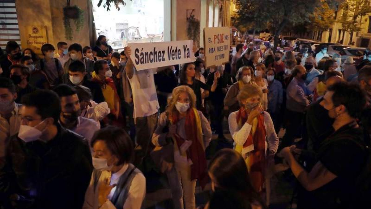 Decenas de personas protestan ante la sede del PSOE por el estado de alarma. KIKO HUESCA