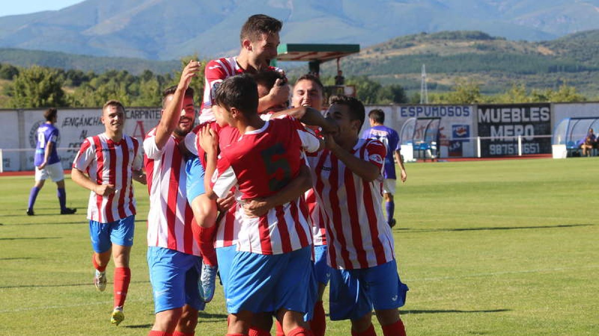 Los jugadores rojiblancos celebran uno de sus goles. ANA F. BARREDO