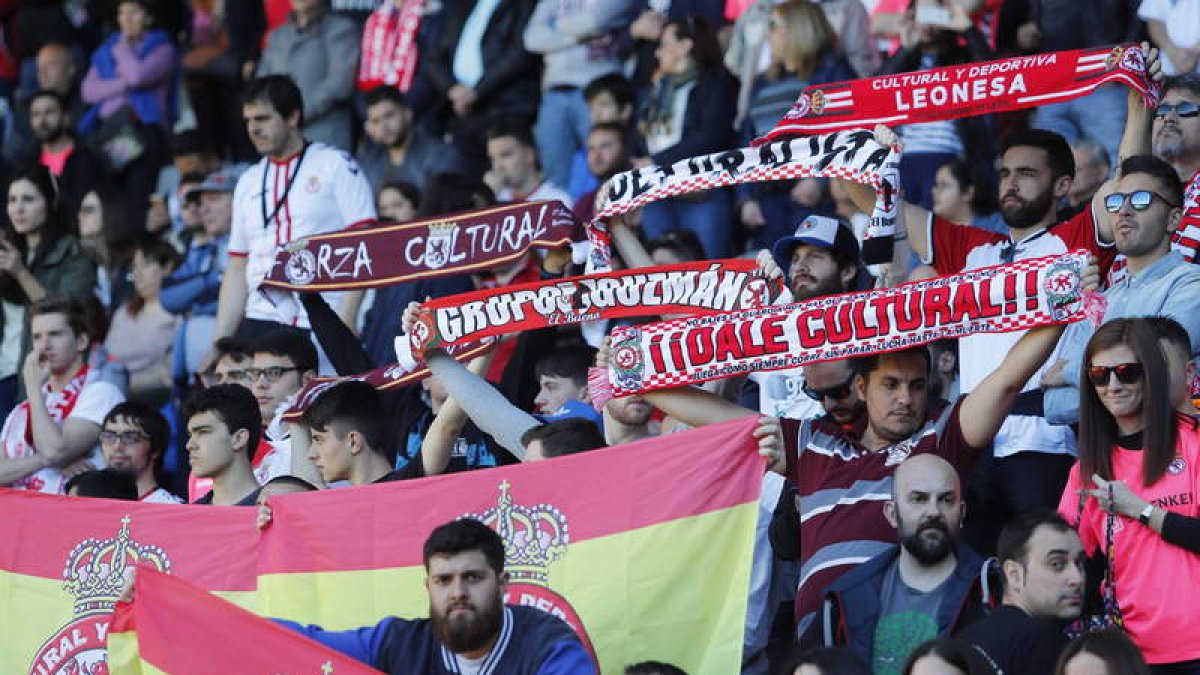 El Reino de León acogió una excelente entrada de aficionados con un público que se encendió con su equipo de fútbol, aunque con un final amargo. JESÚS F. SALVADORES
