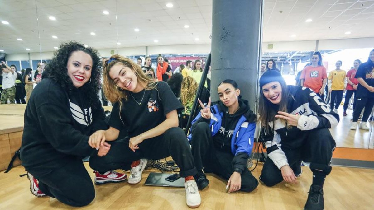 Curso intensivo de las coreógrafas norteamericanas Ysabelle Capitulé (2D) y Nat Bat (2I) en Infinity Dance Studio de León. Junto a ellas, las directoras de la academia, Sofía Pulgar (D) y Cristina Sanabria (I).