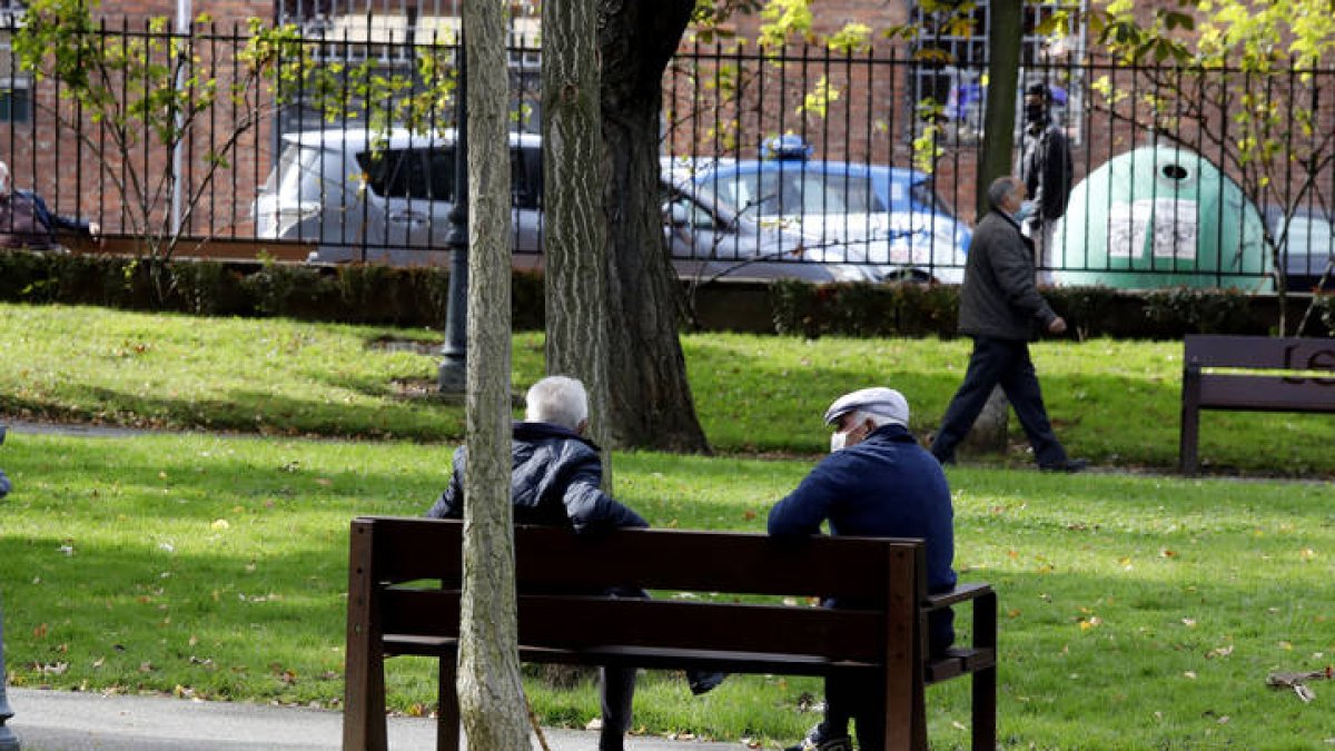 Dos personas descansan en un banco de la ciudad. MARCIANO PÉREZ