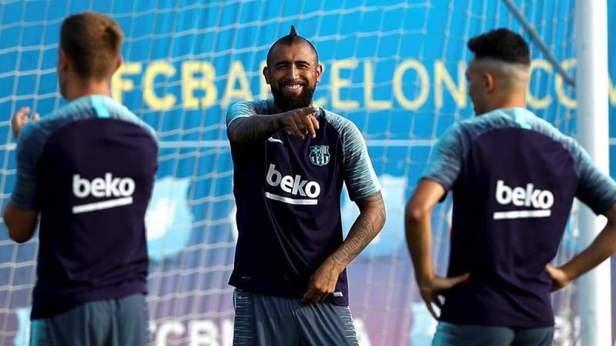 Arturo Vidal, en el centro, durante el entrenamiento del Barcelona. ENRIC FONTCUBERTA