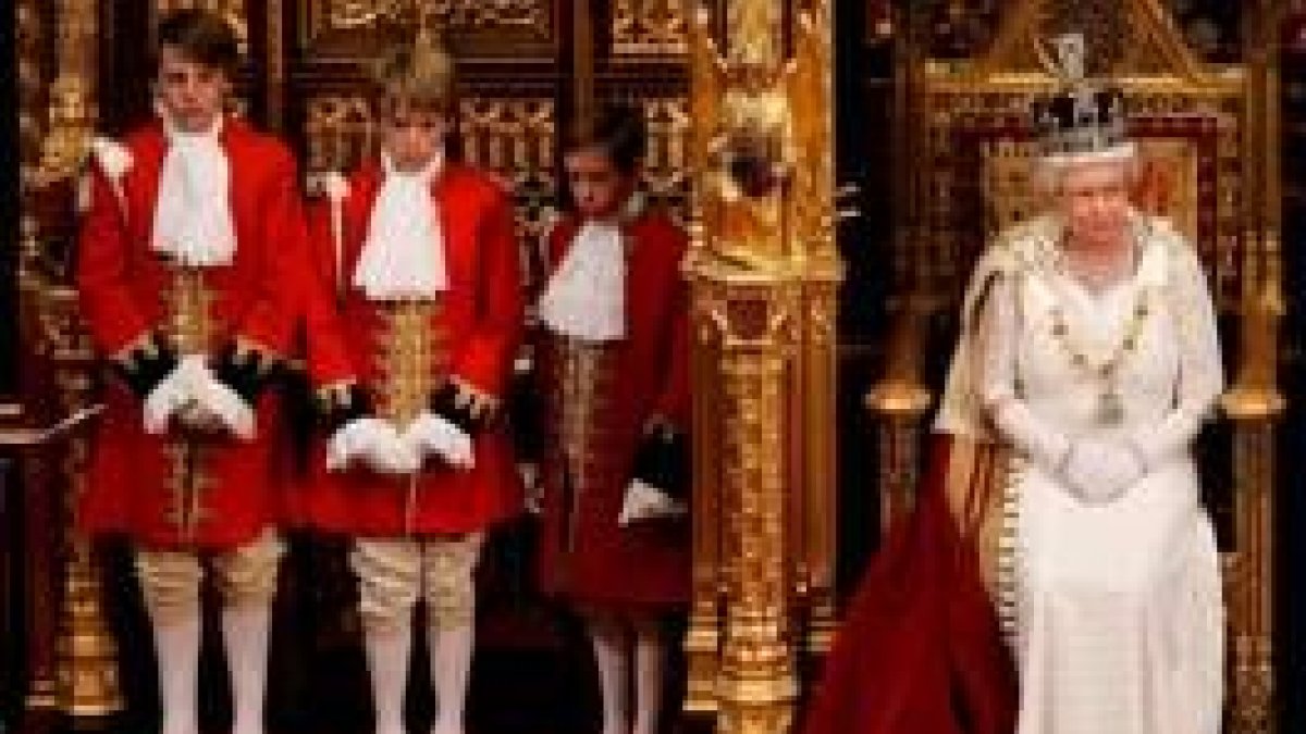 La reina Isabell II en la apertura del nuevo Parlamento británico