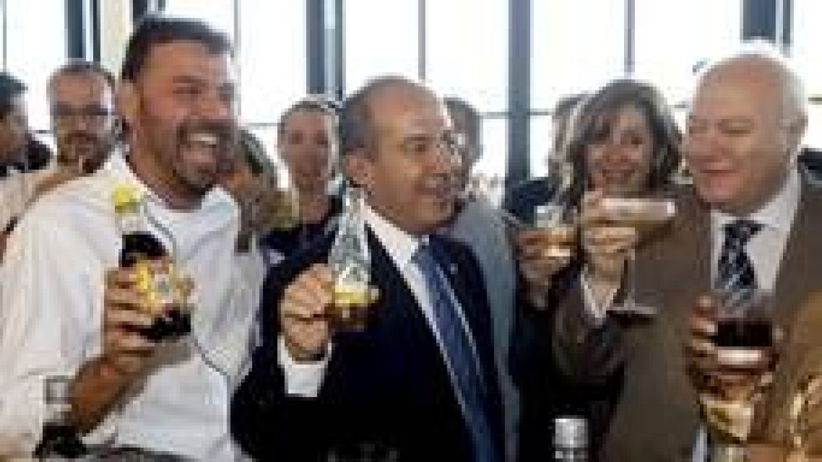 El presidente mexicano, Calderón (centro) brinda con Moratinos