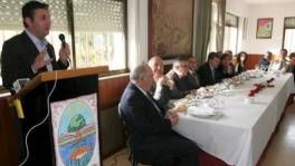 Roberto Arias presentó el libro del CIT «El magosto en el Bierzo»