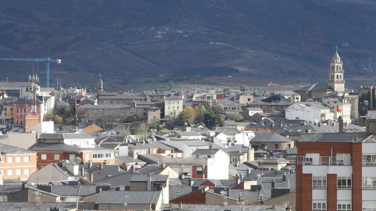 Vista general de Ponferrada en una foto de archivo. L. DE LA MATA