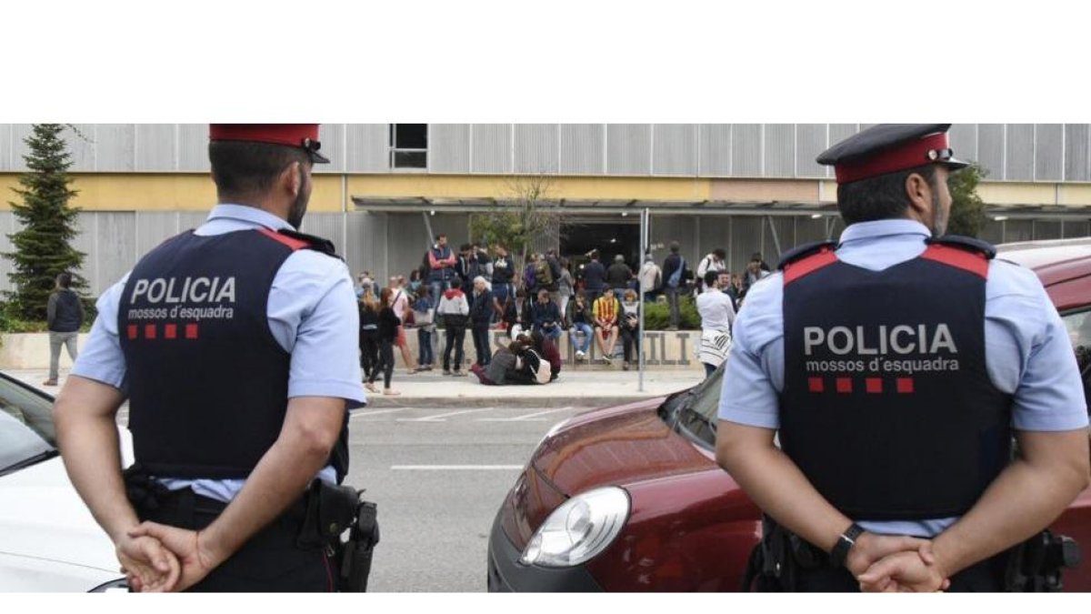 Mossos ante un colegio electoral el 1-O.