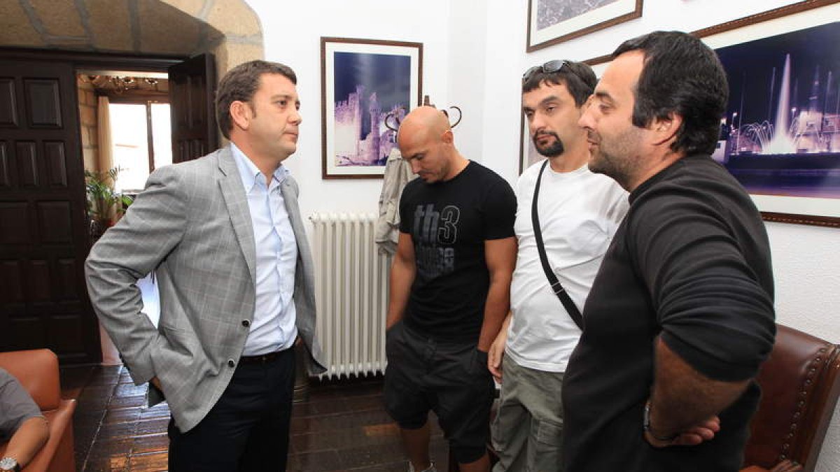 Riesco, ayer con el presidente del comité y dos miembros.