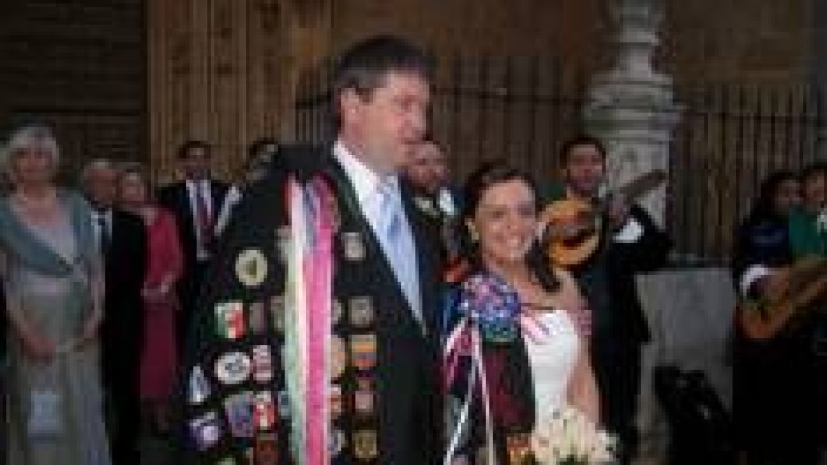 Miriam y Jorge recibieron la visita de los tunos tras la boda