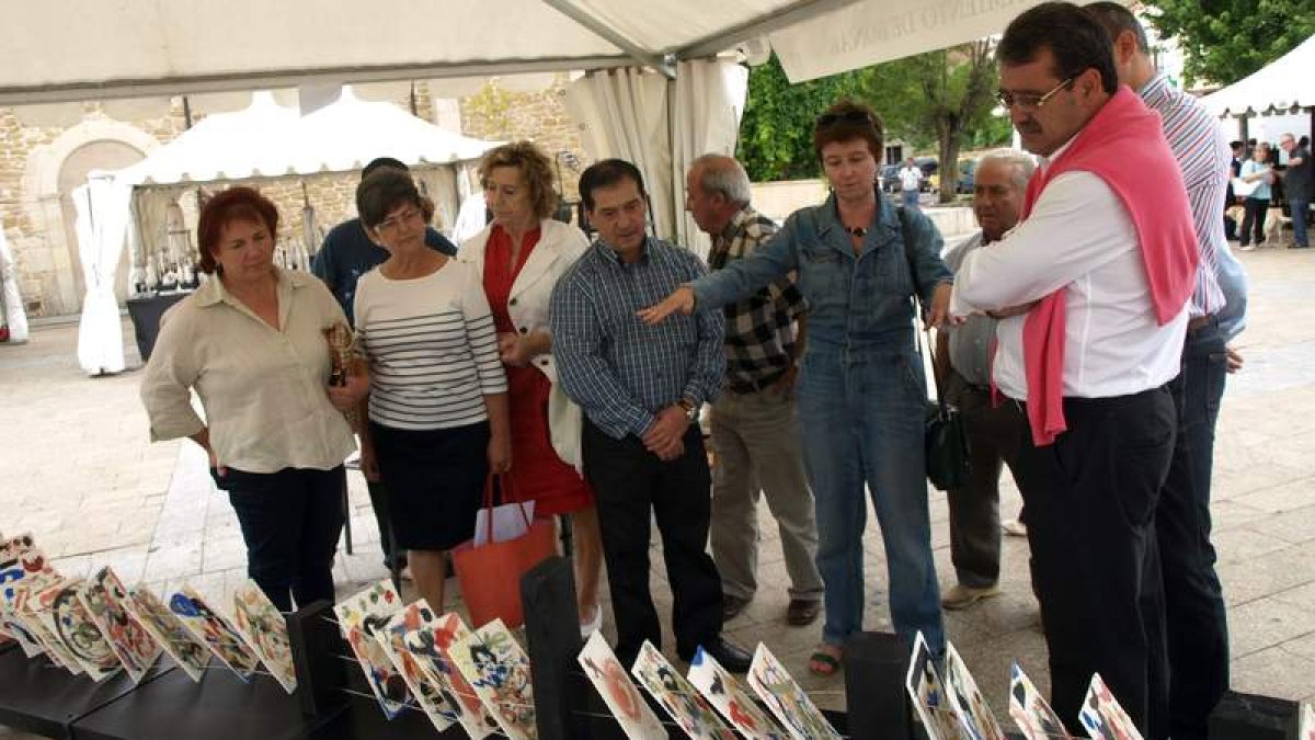 La autoridades visitan los trabajos de cerámica de las mujeres de Boñar.