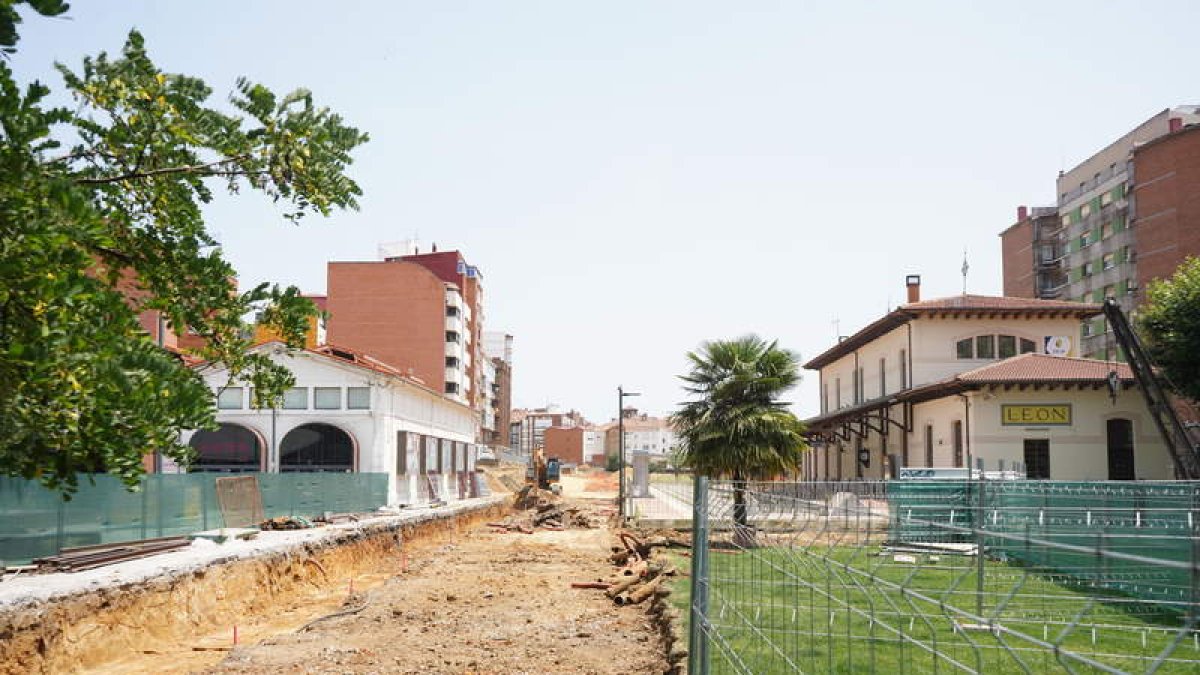 Las máquinas ya han abierto el surco por el que irá el vial. J. NOTARIO