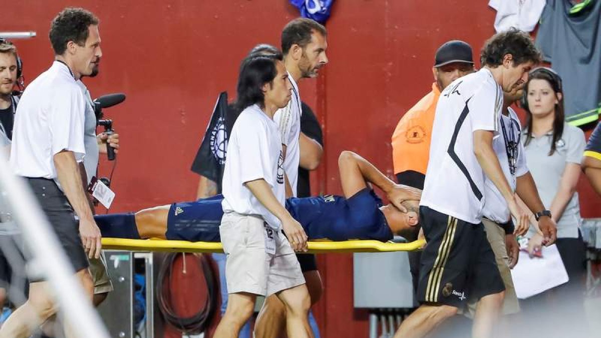 Marco Asensio abandona el terreno de juego en camilla tras lesionarse frente al Arsenal. ERIK S. LESSER