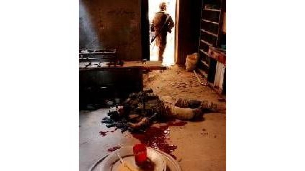Un soldado norteamericano yace muerto en una casa de Faluya