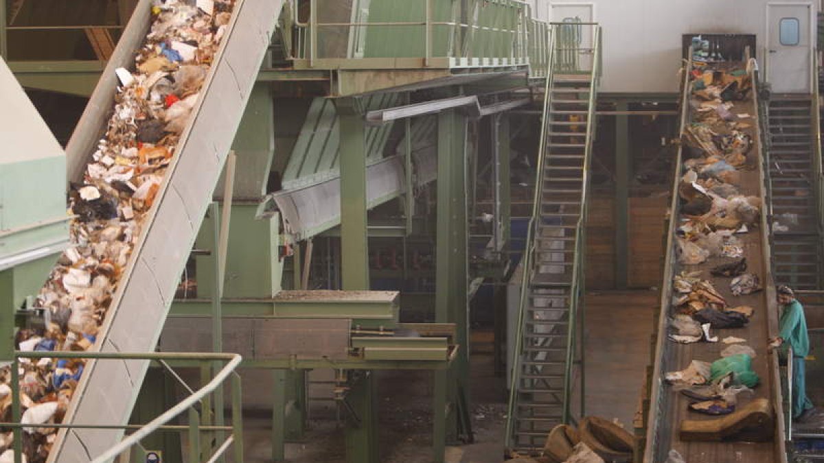 Las cintas ayudan en el complejo de San Román a seleccionar la basura