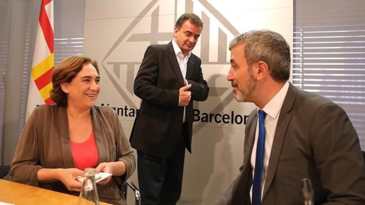 Ada Colau con el socialista Jaume Collboni y, detrás, el republicano Alfred Bosch.