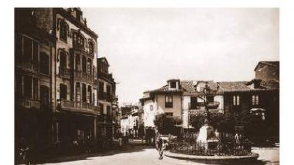 Una de las postales que la editorial Monte Riego recuperará, que muestra la plaza Mayor