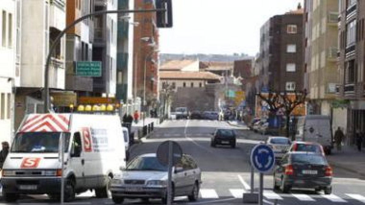 La nueva glorieta circular en el cruce de Mariano Andrés con Álvaro López Núñez.