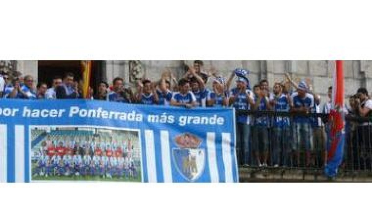 La Deportiva celebra en la imagen el ascenso. El año que entra será mucho más difícil.